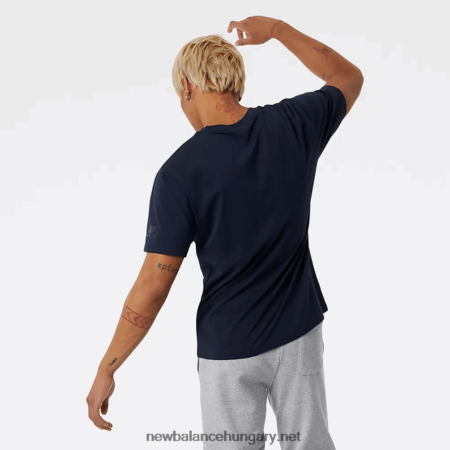 6XH8F06645 férfiak nb essentials ünnepeljük logós pólót